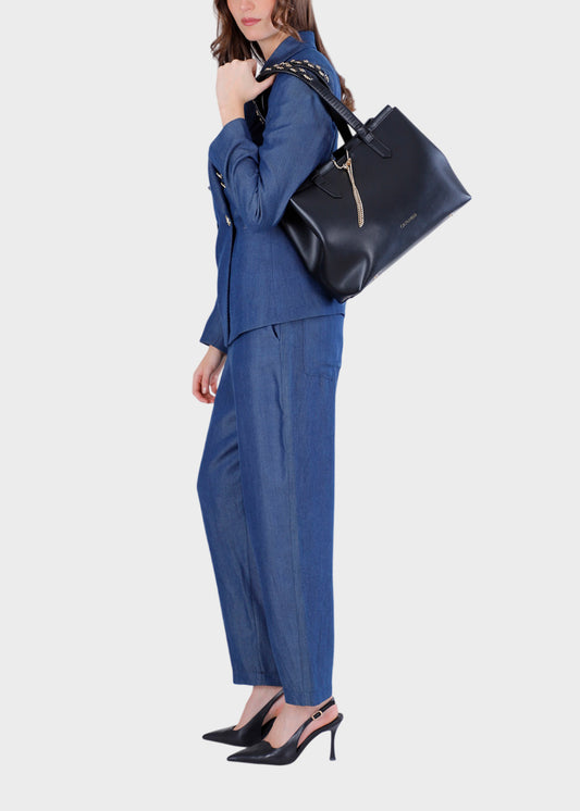 Borsa da spalla con logo e catenina pendente