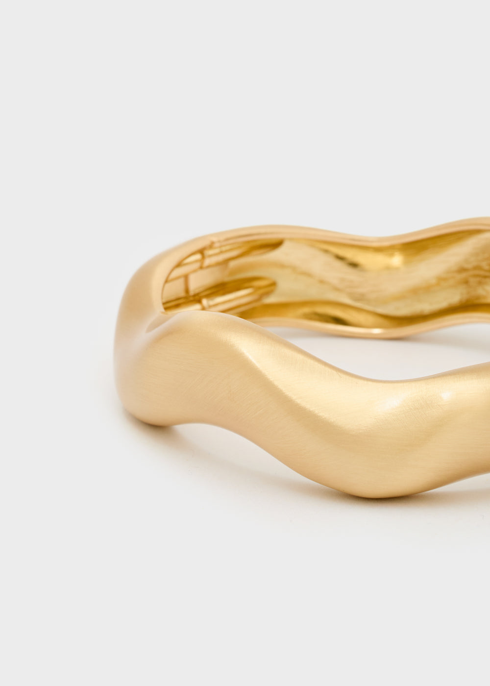 Rigid bracelet with spring opening