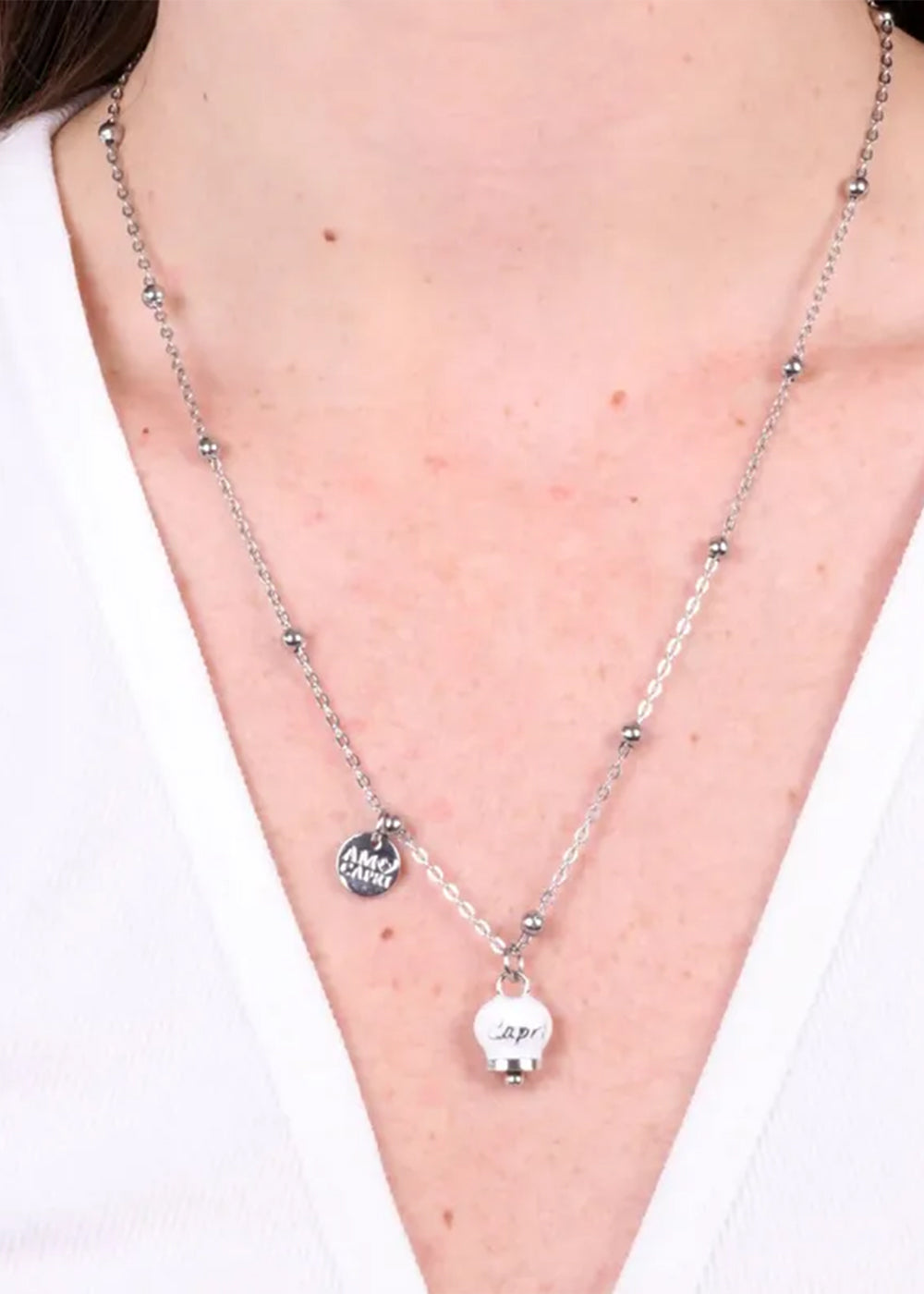 Collana in Acciaio color argento con campanella pendente bianca con scritta Capri