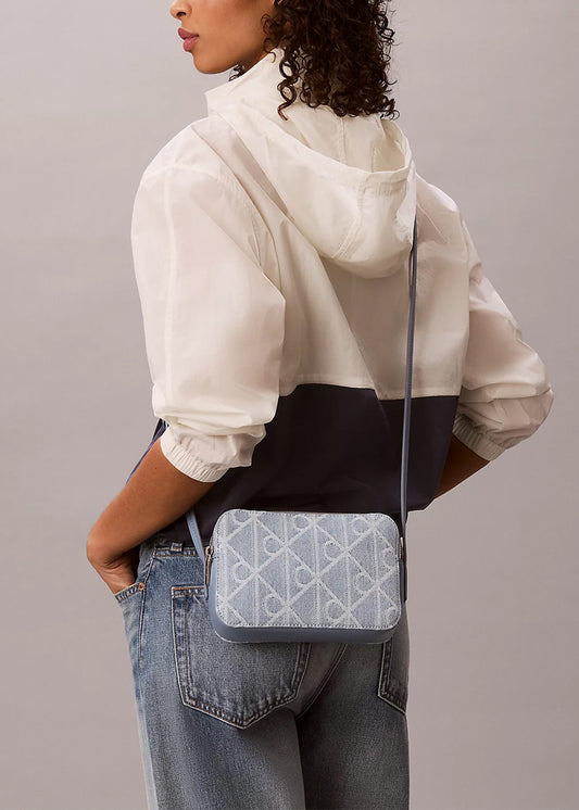 Borsa a tracolla in denim con emblem logo all-over