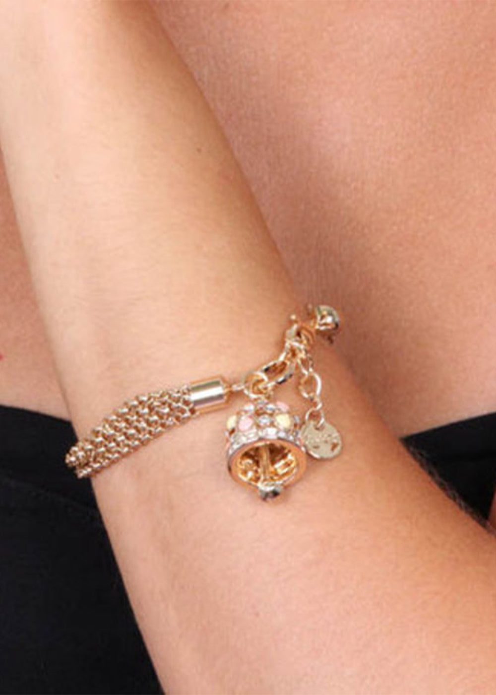 Bracciale in Metallo color oro catena multifilo, con campana pendente impreziosita da cristalli colorati e punti luce bianchi