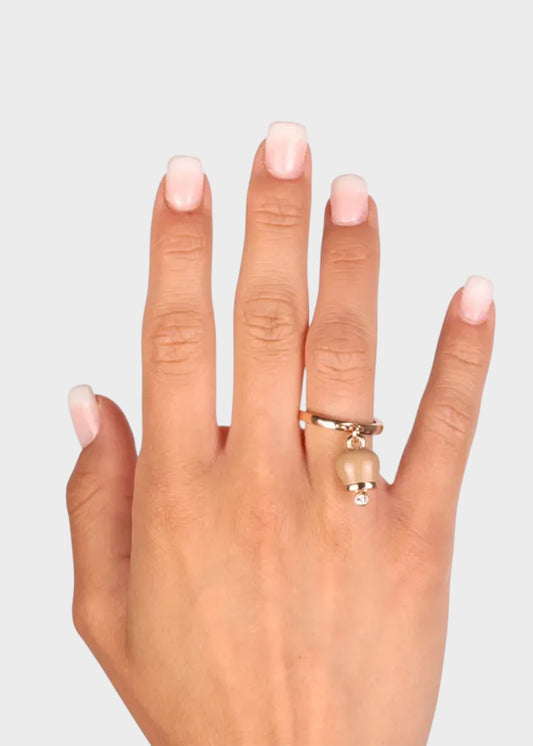 Anello in Metallo color oro con campanella portafortuna pendente marrone e punto luce