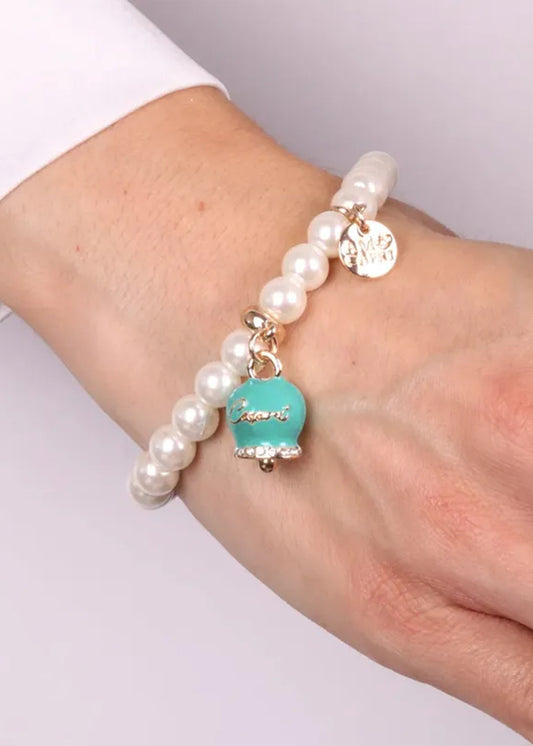 Bracciale in Metallo con perle e campanella portafortuna in smalto verde con scritta Capri