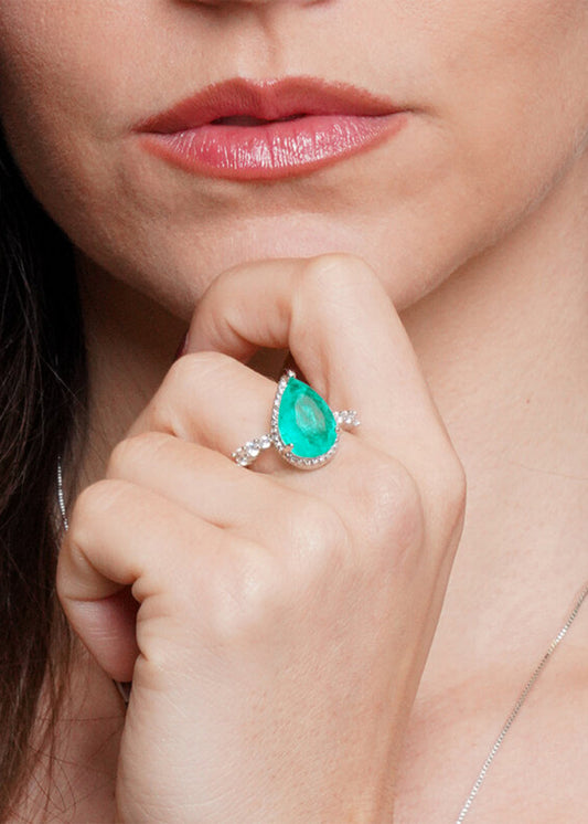 Anello in Metallo color argento con zircone centrale a forma di goccia