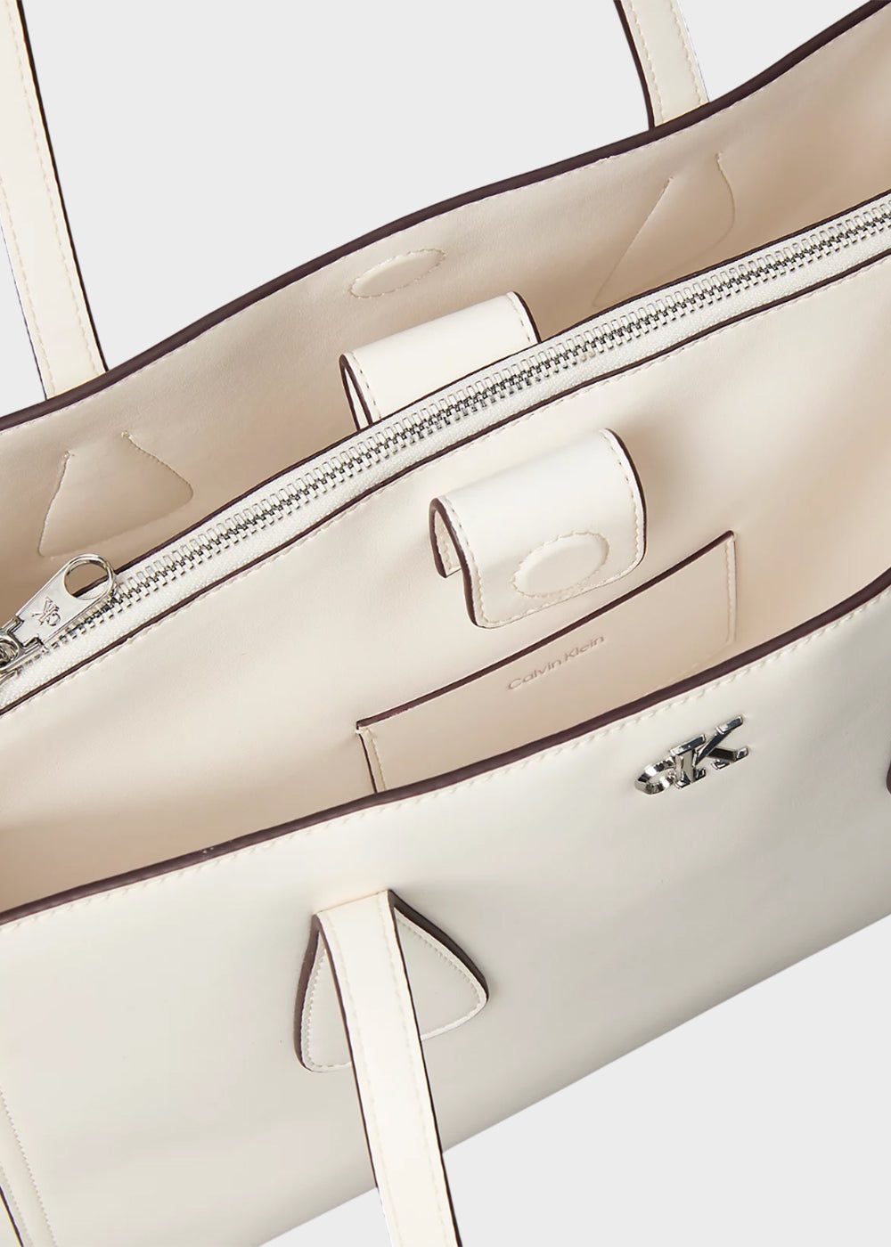 Borsa a spalla con logo metallico