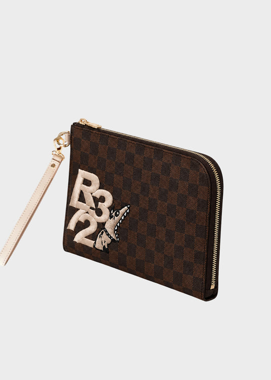 Pochette con manico da polso, logo ricamato frontale e trama a scacchi, "Limited Edition"