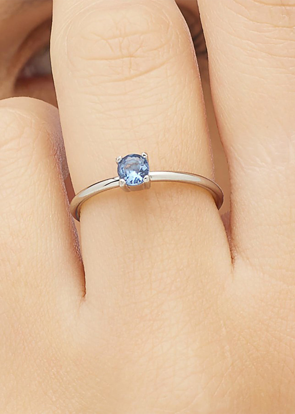 Anello regolabile Dazzly in acciaio con pietra blu chiaro