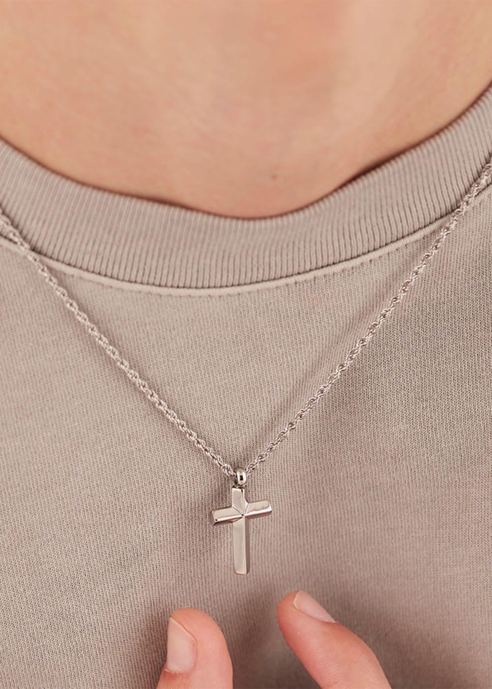 Collana Bound in acciaio con pendente a forma di croce