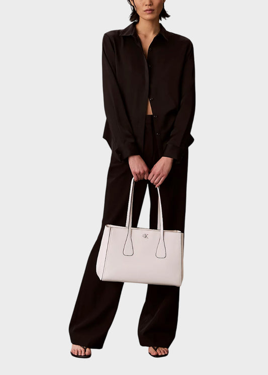 Borsa a spalla con logo metallico