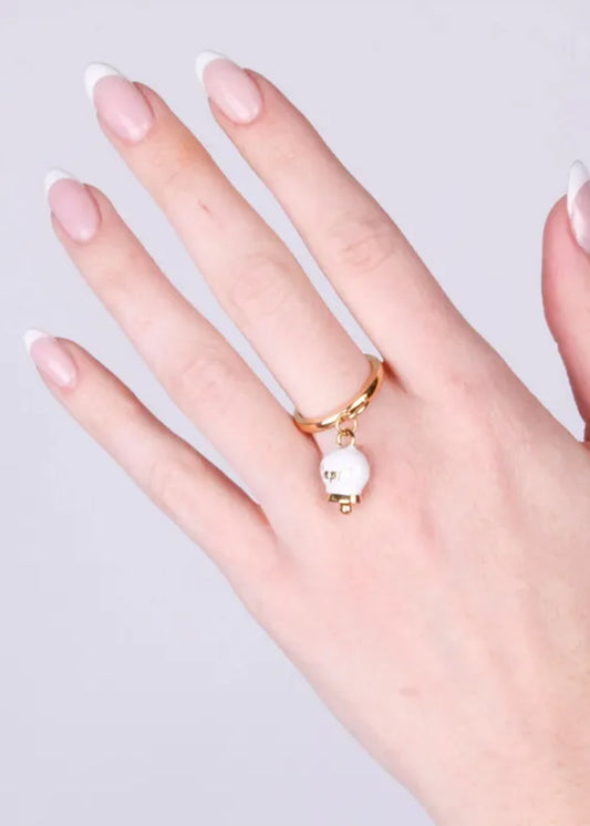 Anello in Acciaio con campanella pendente bianca e oro con scritta Capri