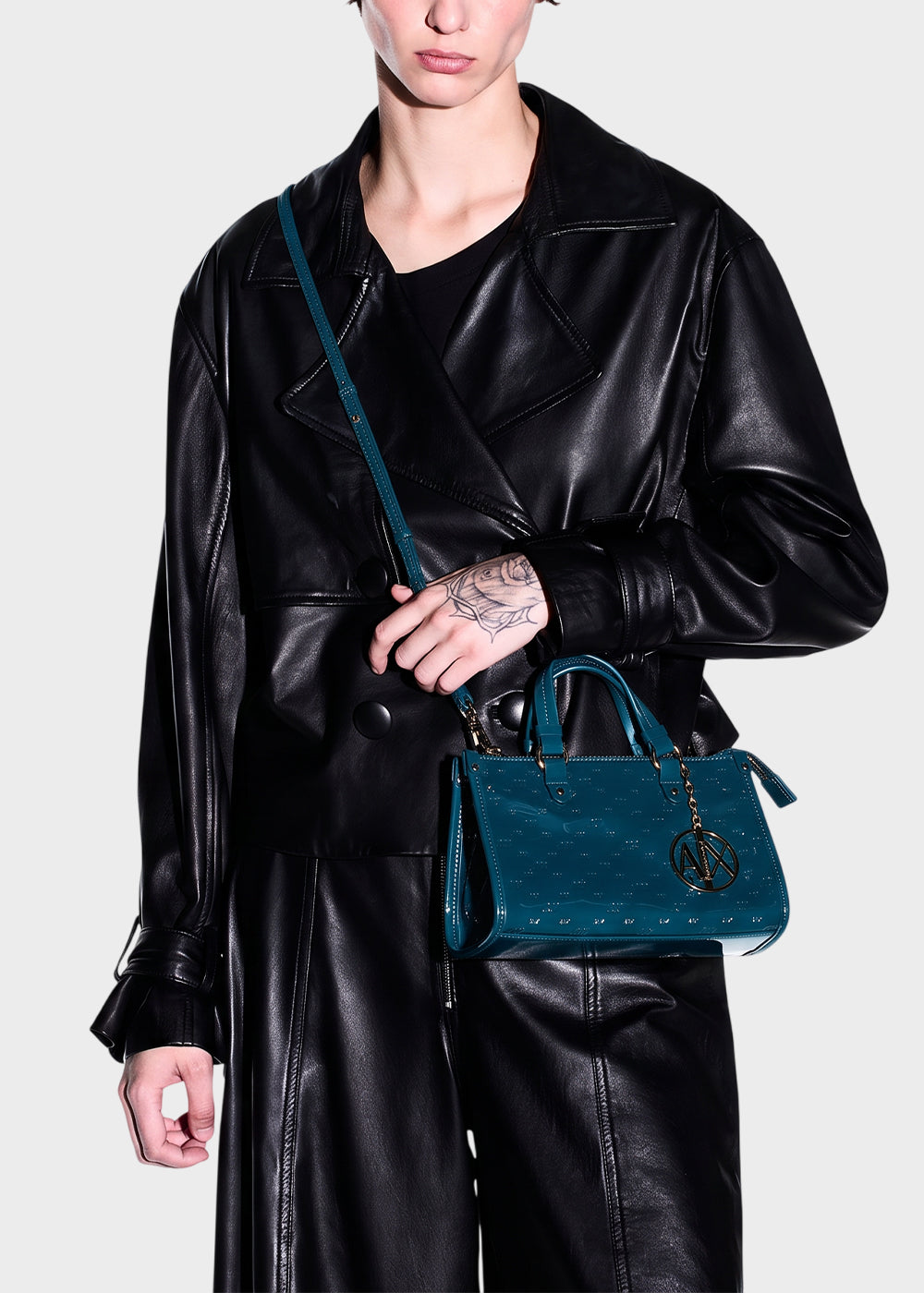 Borsa a mano Gynger Patent Bauletto S con tracolla, logo all over lucida-2