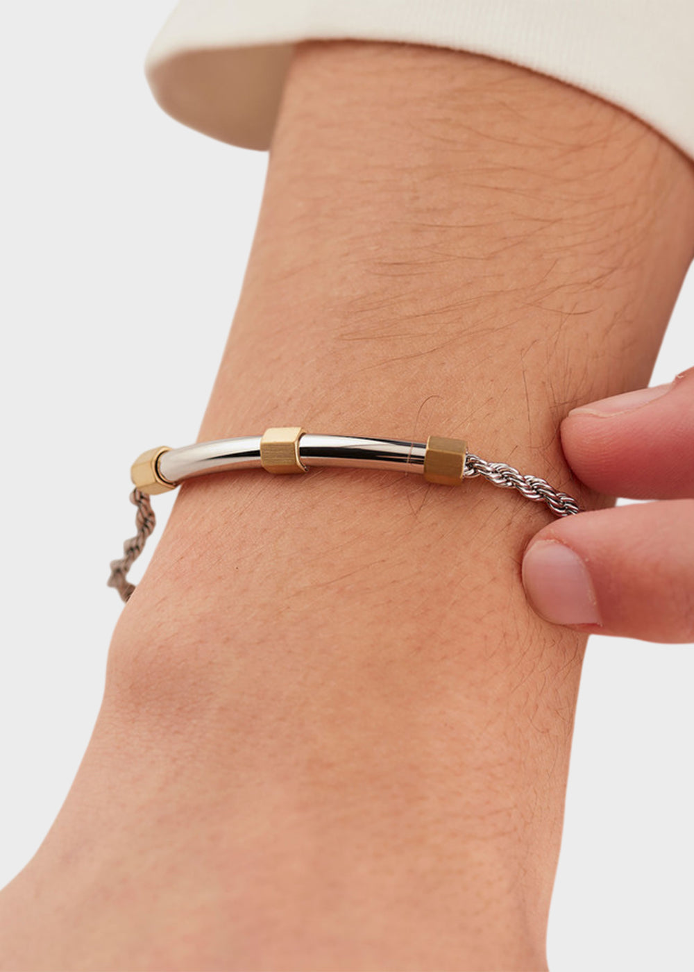 Bracciale Bound in acciaio con catena torchon, finitura pvd oro 14K e centrale con dettagli satinati