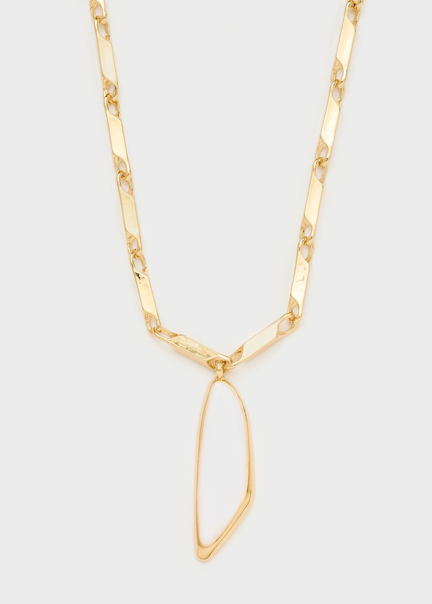 Collana con elemento scudo pendente bianco