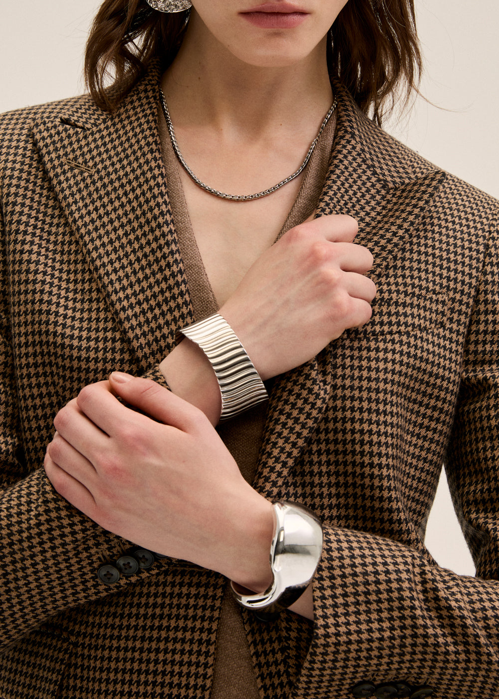 Rigid Iris bracelet in striped stainless steel