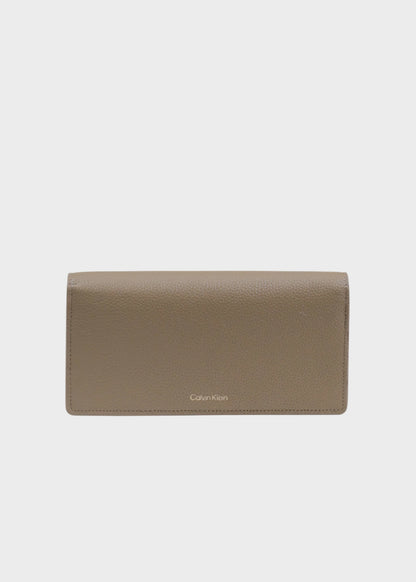 Portafogli con pattina, zip interna e logo metallico