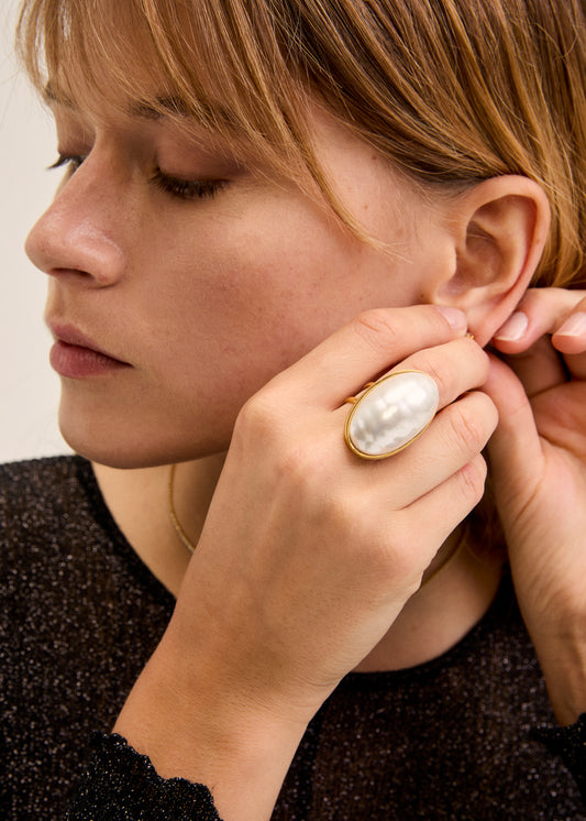 Oval ring with white stone, in stainless steel