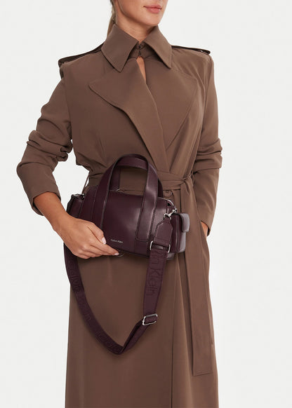 Handbag with shoulder strap and side pockets