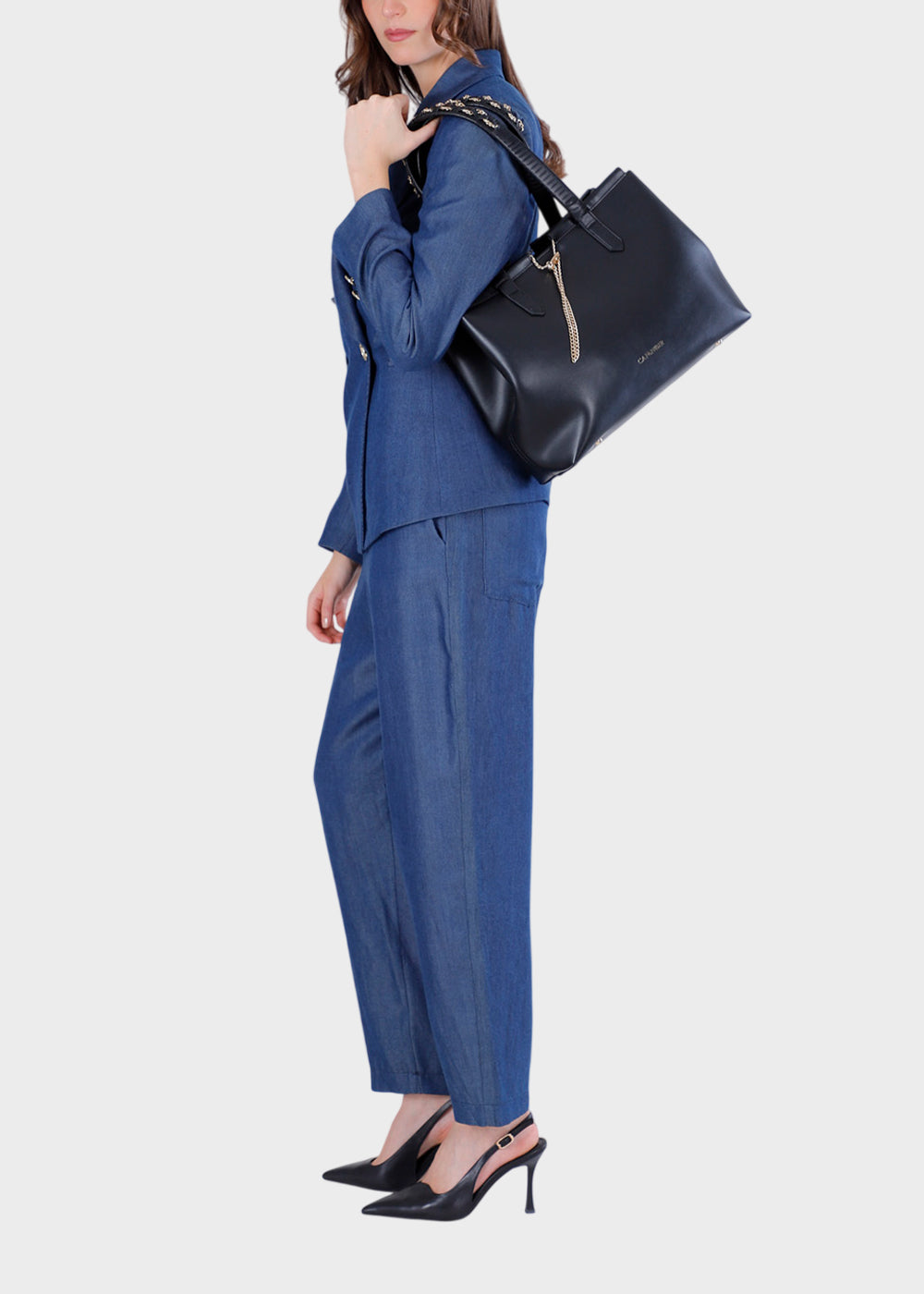 Borsa da spalla con logo e catenina pendente