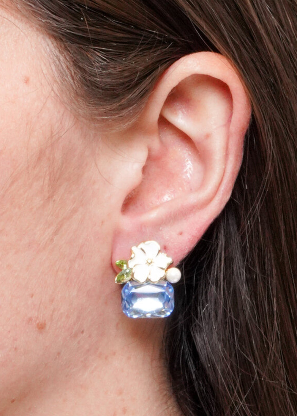 Orecchini in Metallo color oro con fiore bianco e pietra blu