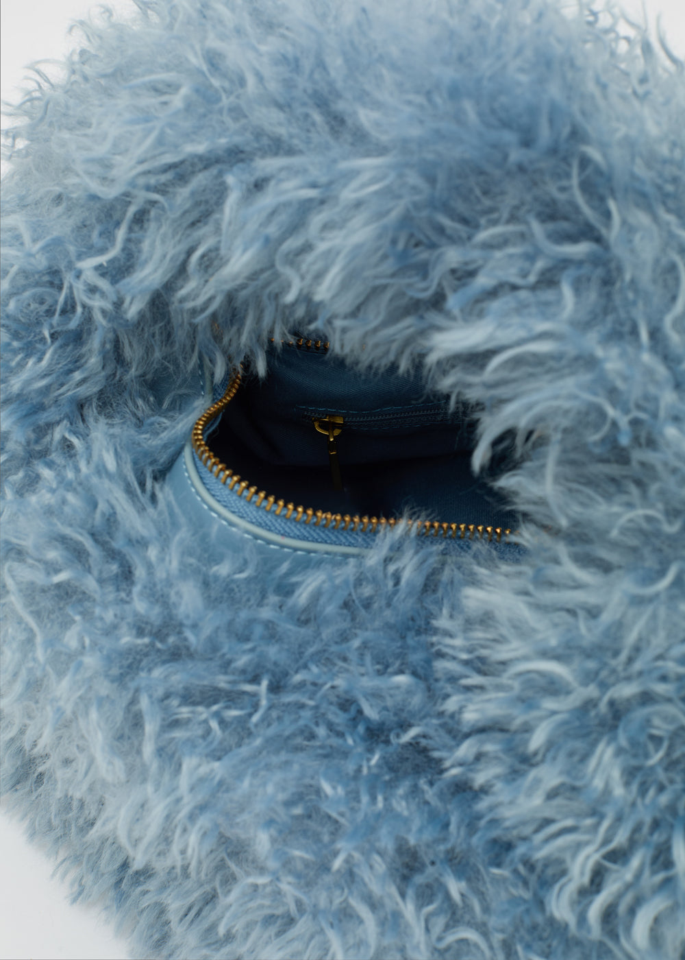 Borsa a mano Furry con tracolla e peli sintetici azzurri