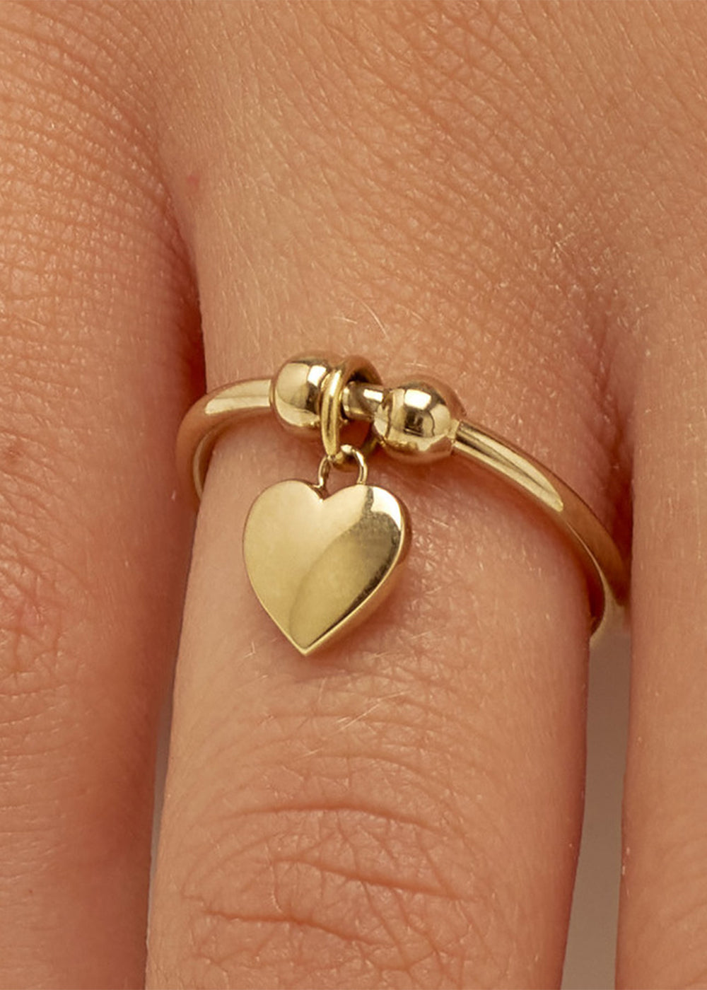 Anello regolabile Feelings in acciaio con finitura pvd oro 14K e sfere e pendente a forma di cuore