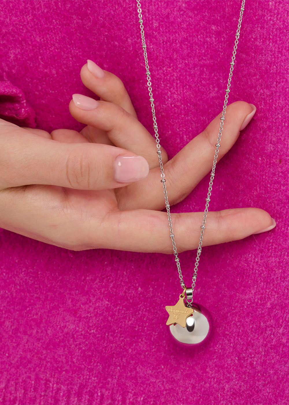 Collana lunga Whisper in acciaio con pendente chiama angeli e ciondolo a forma di stella con finitura pvd oro 14K e incisione "Sognando te"