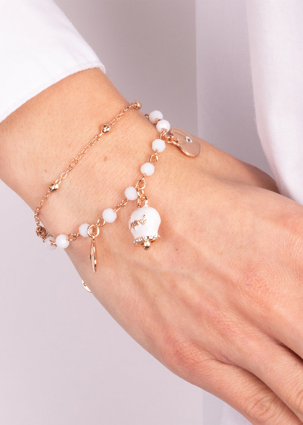 Bracciale in Metallo multifilo color oro con pietre bianche e campanella Capri bianca-1