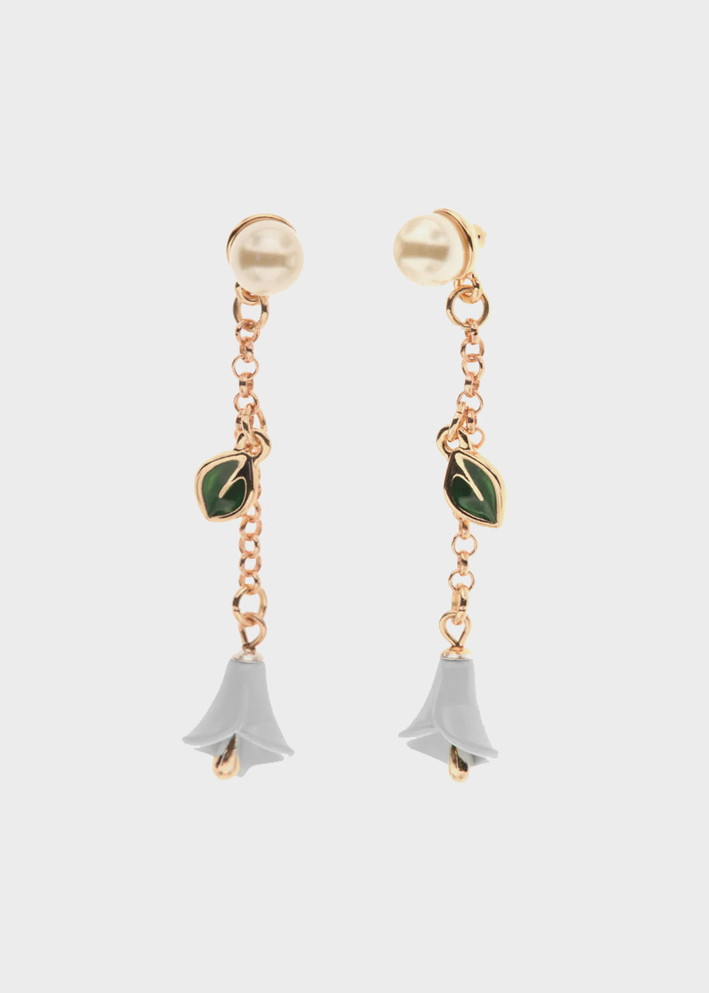 Orecchini in Metallo color oro con dettaglio a lobo in perla bianca e campanelle a forma di calla