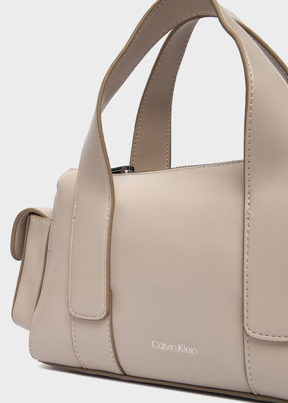 Handbag with shoulder strap and side pockets