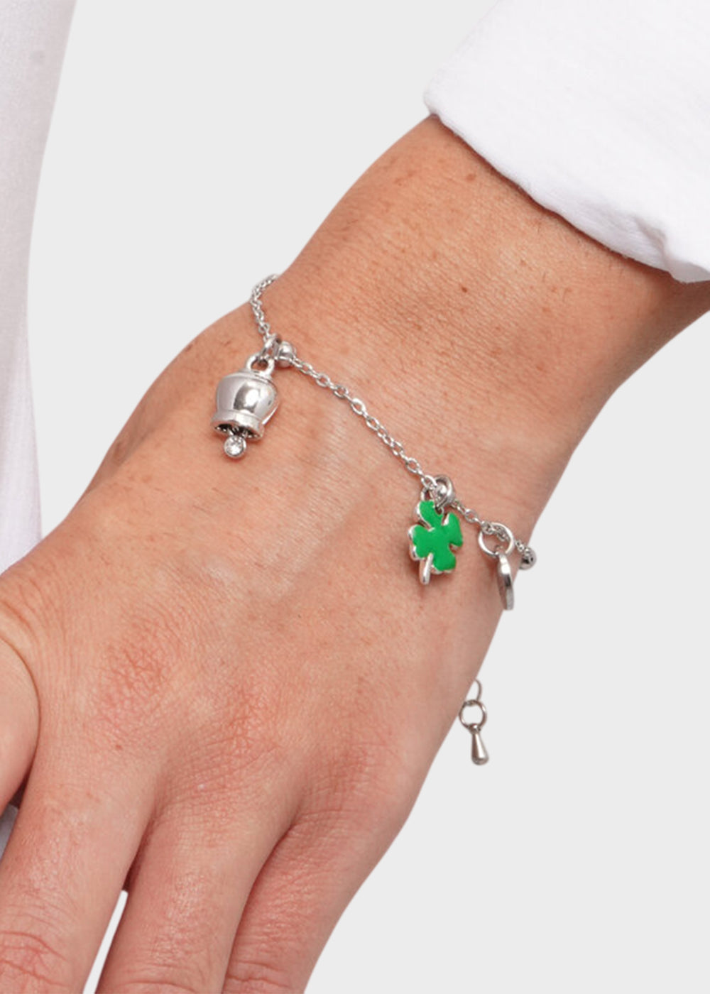 Bracciale in Acciaio color argento con quadrifoglio pendente e campanella portafortuna con punto luce