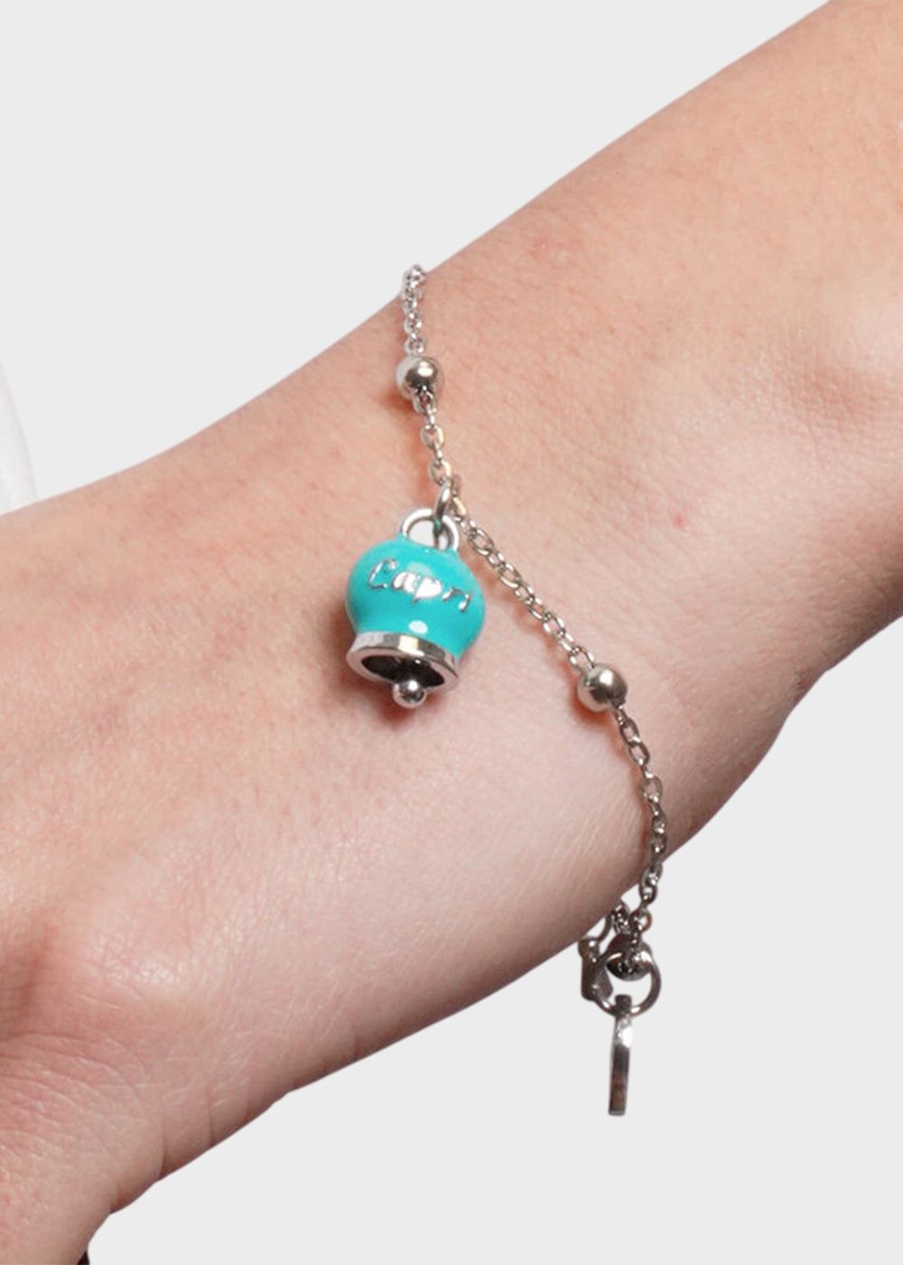 Bracciale in Acciaio color argento con campanella pendente Turchese con scritta Capri