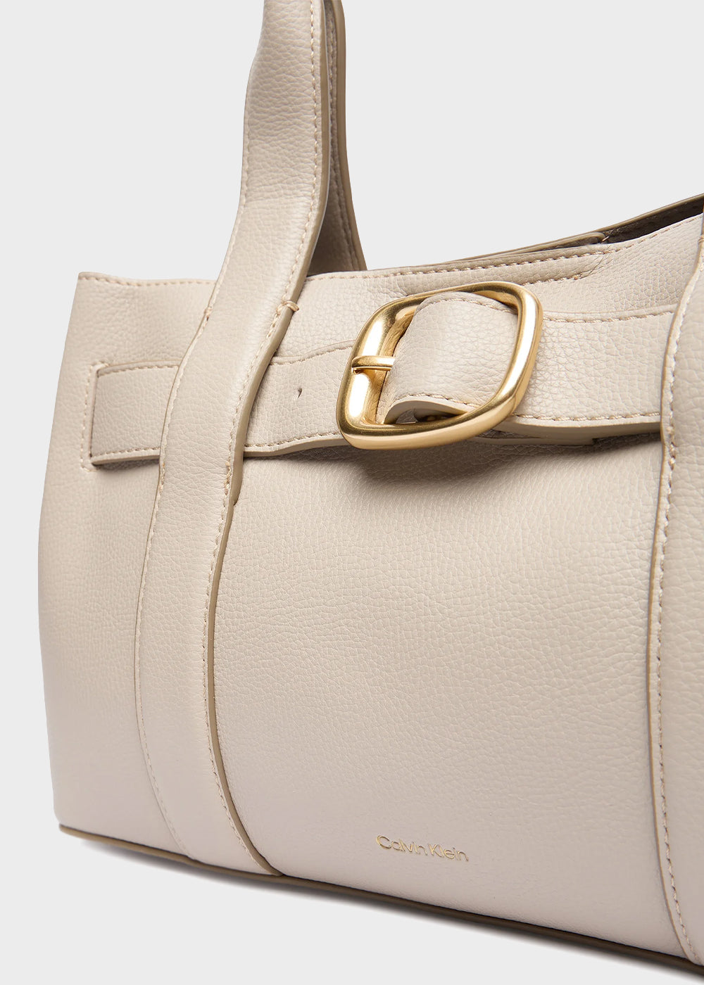 Handbag with shoulder strap and magnetic closure