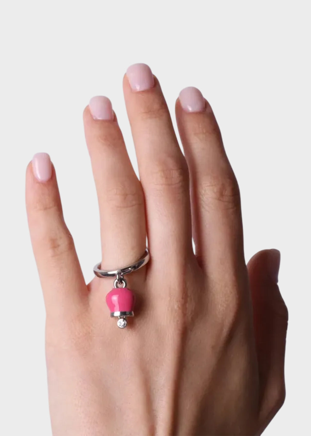 Anello in Metallo color argento con campanella portafortuna pendente fucsia e punto luce