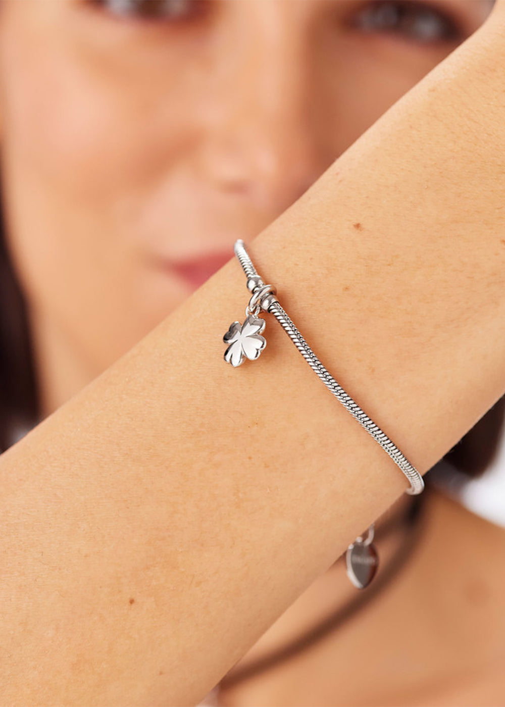 Bracciale Click in acciaio con pendente a forma di quadrifoglio