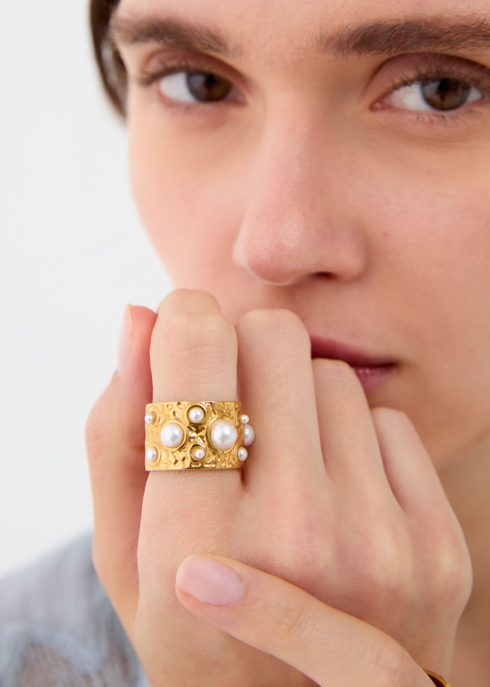Anello in acciaio lavorato con perle