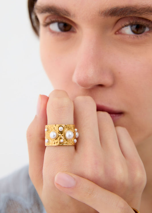 Anello in acciaio lavorato con perle
