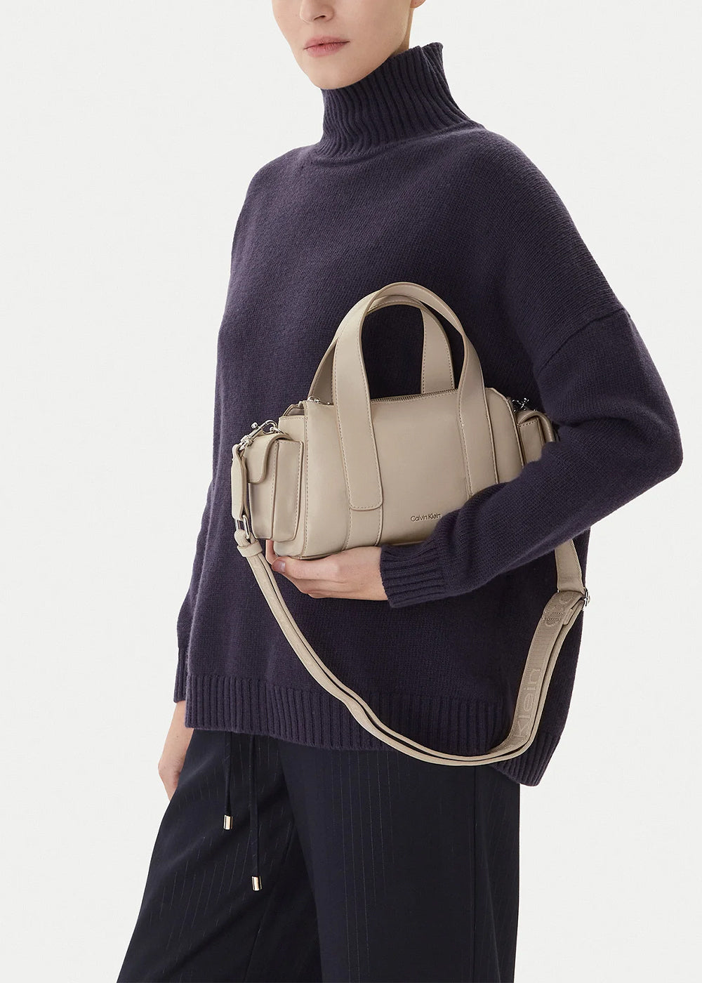 Handbag with shoulder strap and side pockets