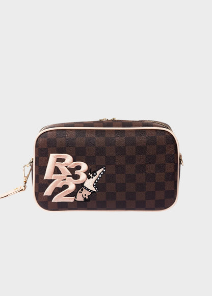 Pochette con manico da polso e tracolla, logo ricamato frontale e trama a scacchi