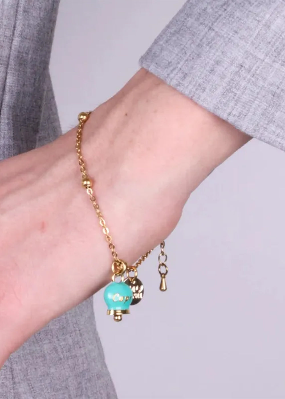 Bracciale in Acciaio con campanella pendente verde con scritta Capri