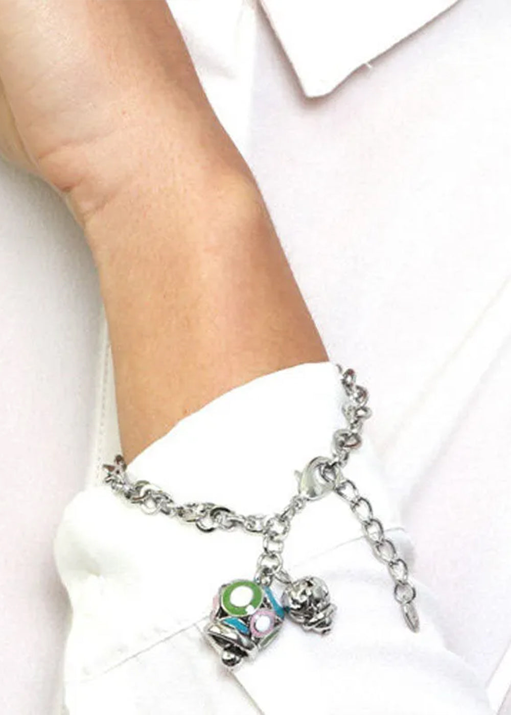 Bracciale in Metallo color argento con campana colorata e campanella traforata a cuori-2