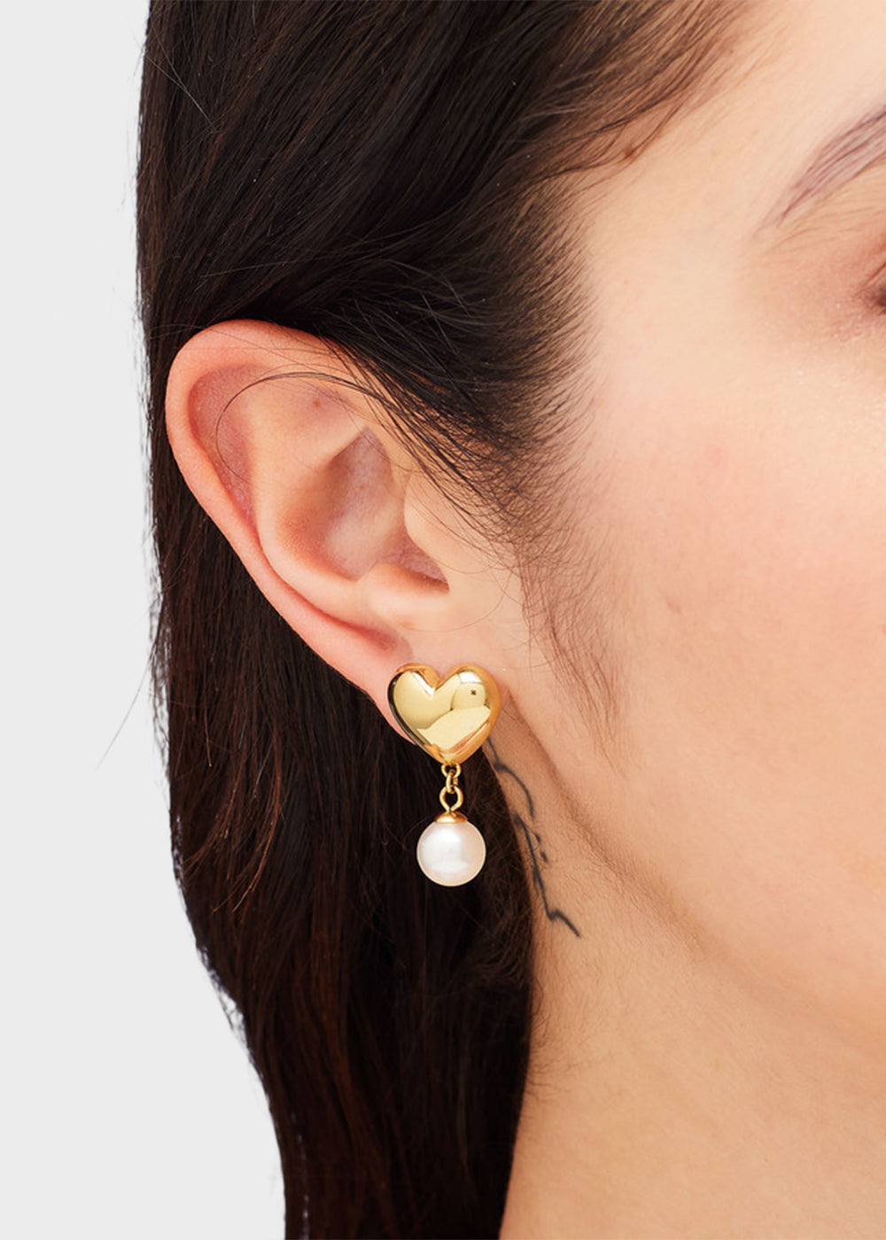 Orecchini pendenti Stellar in acciaio a forma di cuore con finitura pvd oro 14K e perle di conchiglia