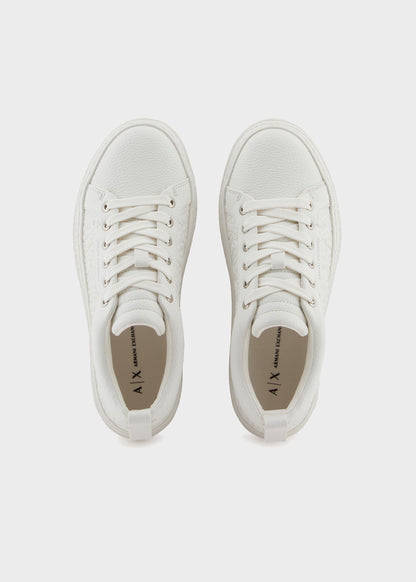 Sneakers con logo in rilievo all over