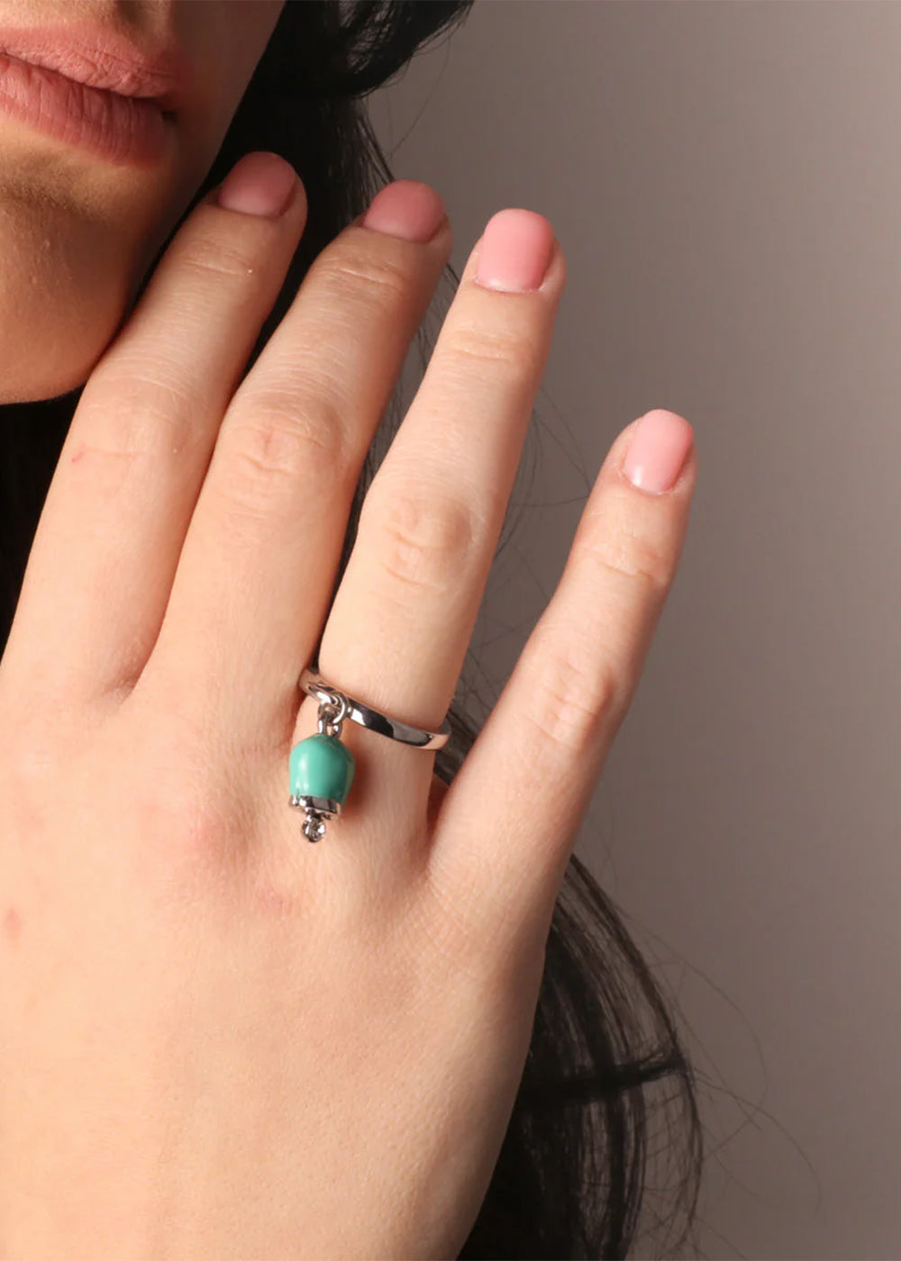 Anello in Metallo color argento con campanella portafortuna pendente turchese e punto luce