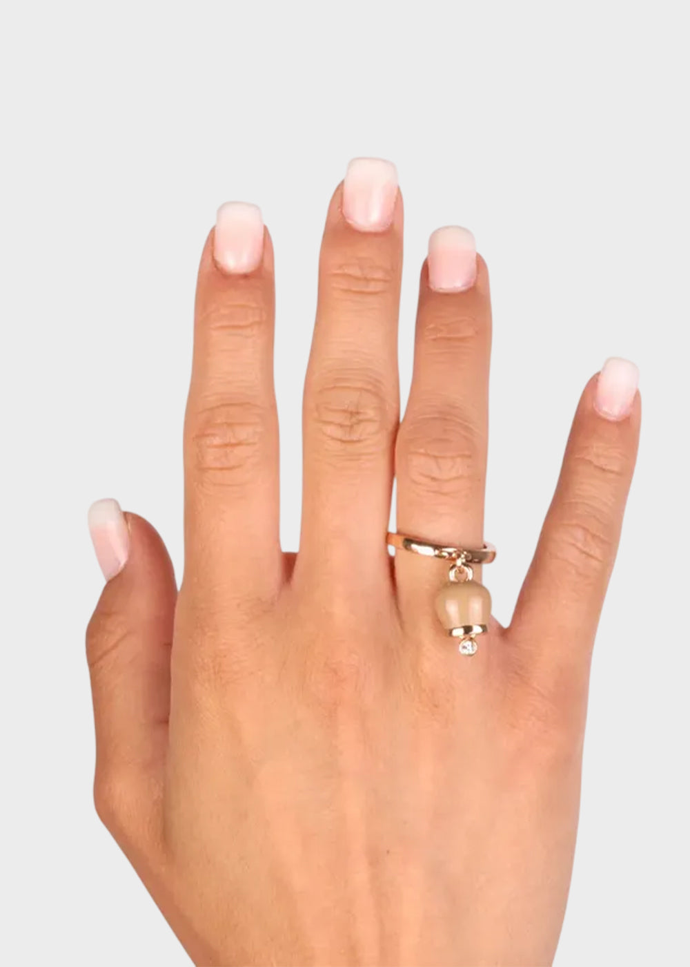 Anello in Metallo color oro con campanella portafortuna pendente marrone e punto luce