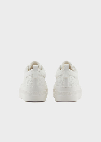 Sneakers con logo in rilievo all over