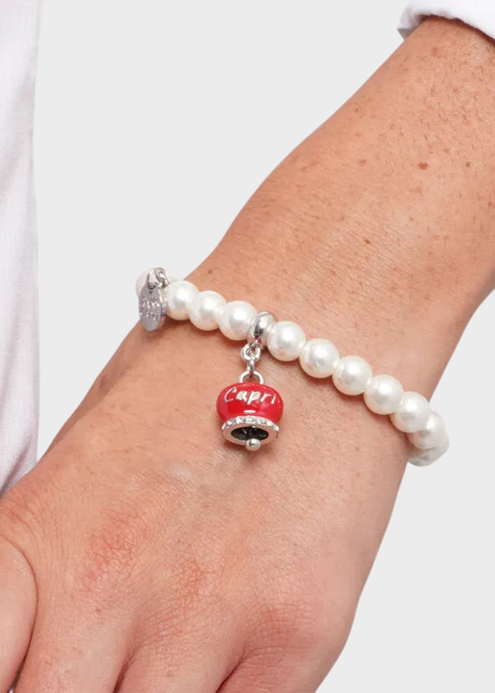 Bracciale in Acciaio con perle e campanella portafortuna in smalto rosso con scritta Capri-2