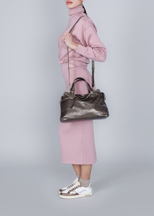 Borsa a mano in materiale metallizzato, con effetto geometrico