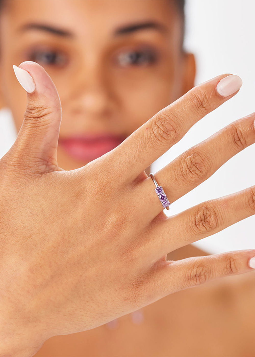 Anello regolabile Dazzly in acciaio con pietre viola