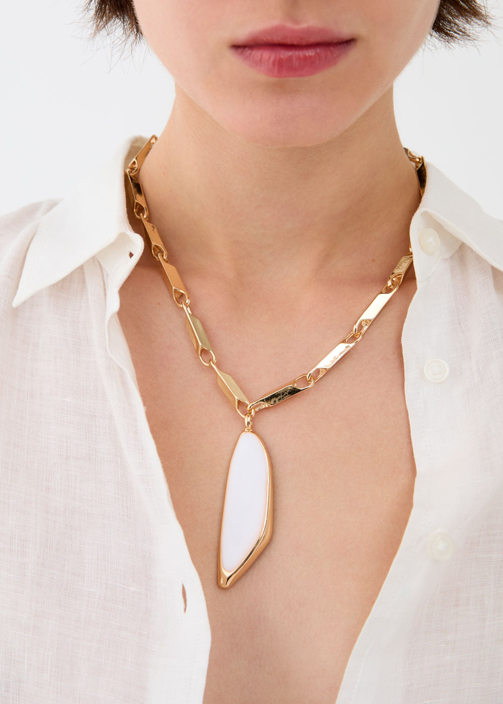 Collana con elemento scudo pendente bianco