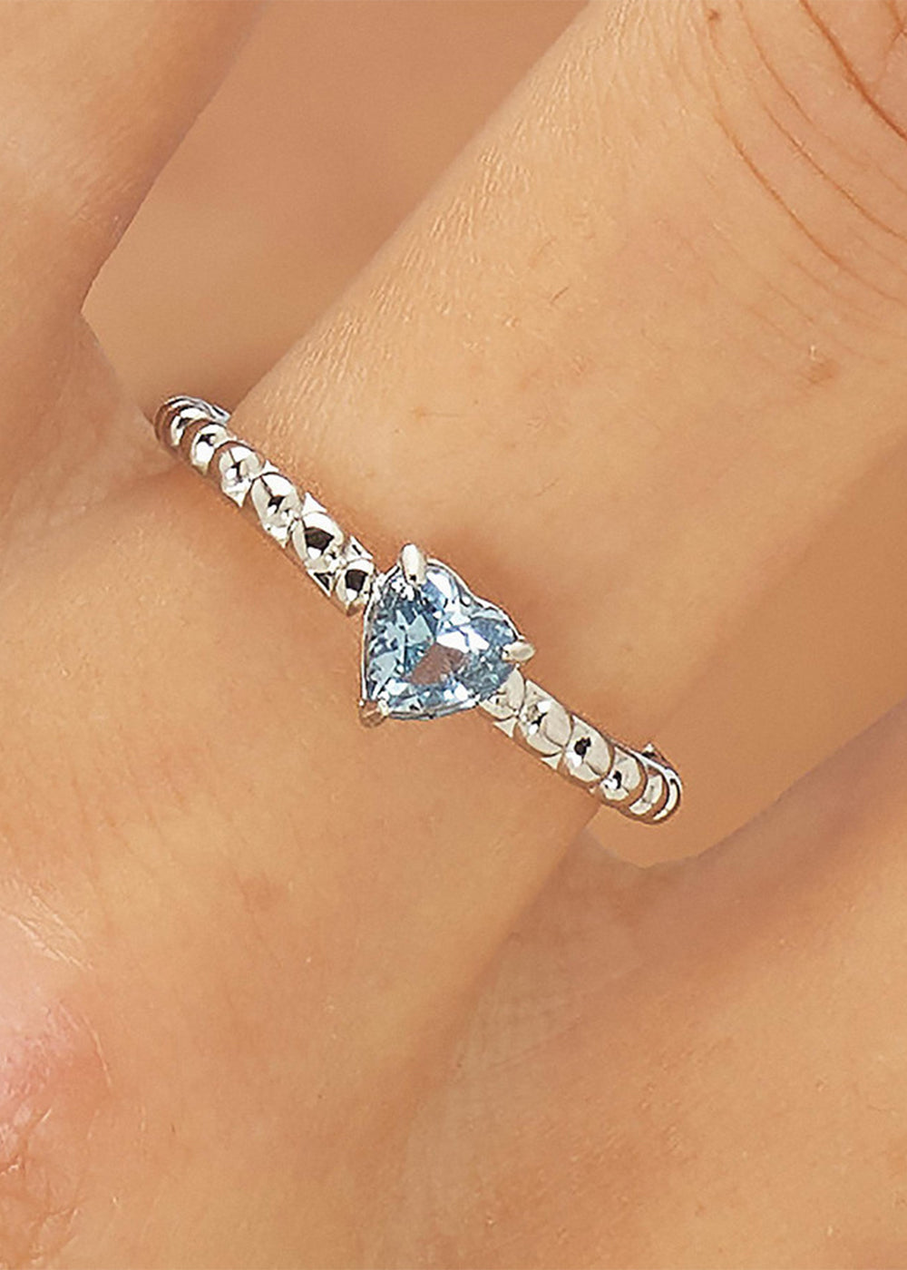 Anello regolabile Dazzly in acciaio con pietra a forma di cuore azzurra